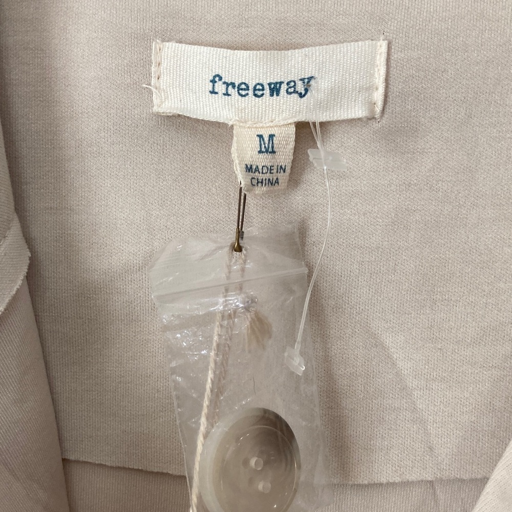 FREEWAY Women's Light Beige Double-Breasted Long Vest
SIZE M - Picture 4 of 10